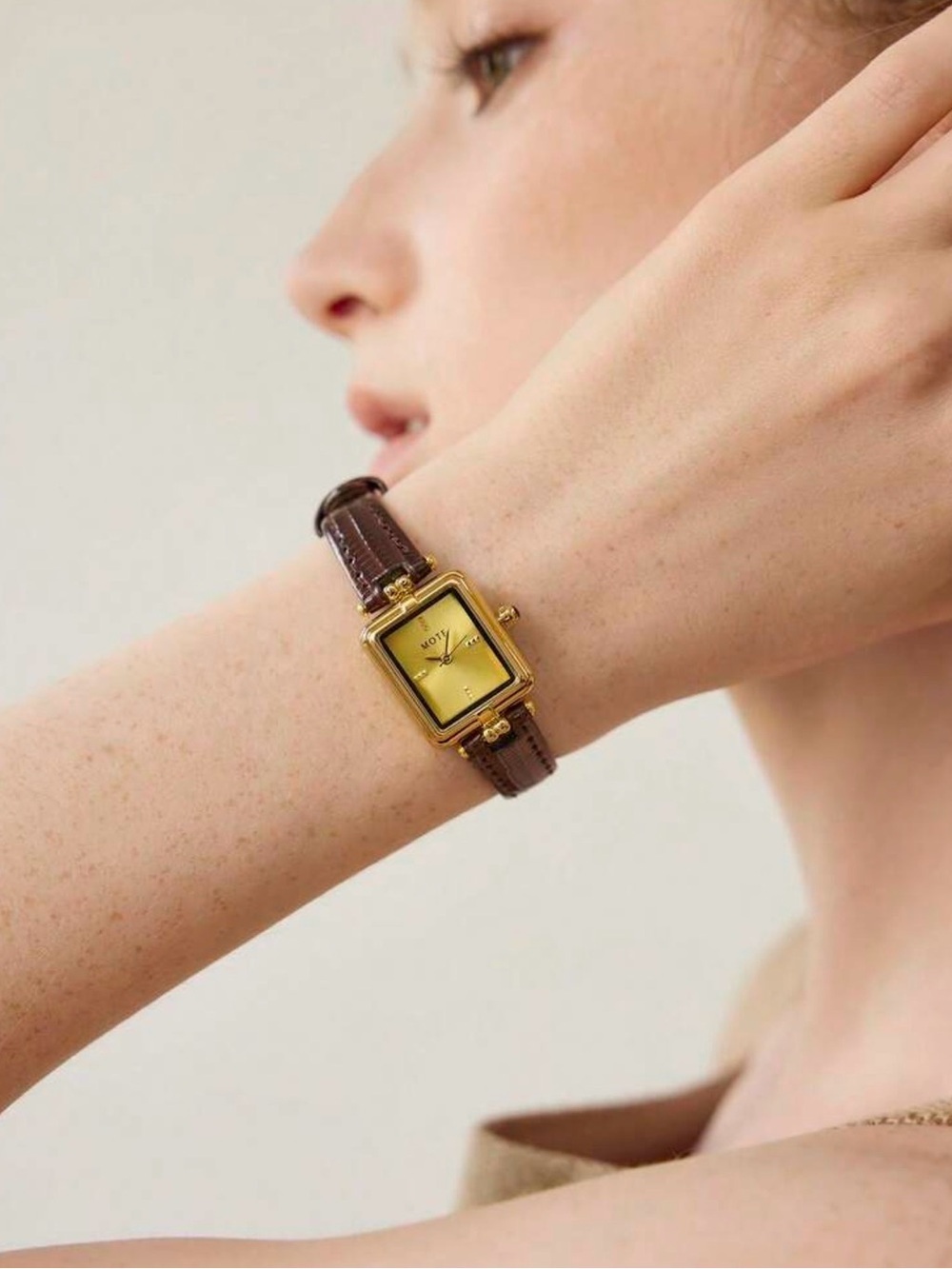 Vintage Gold-Tone Square Watch with Brown Leather Strap - Picture 4 of 6